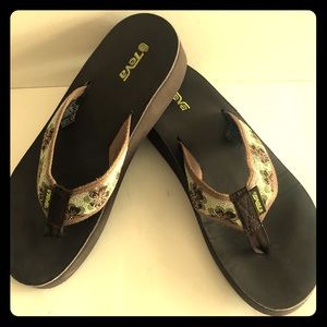 TEVA brown flip flops size:9 green flowers